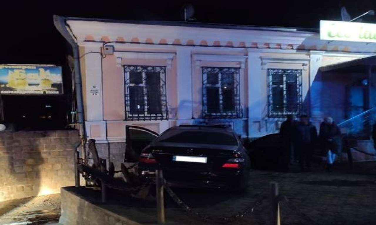 Уночі в Черкасах «Мерседес» протаранив якоря поблизу ресторану: троє людей травмовано